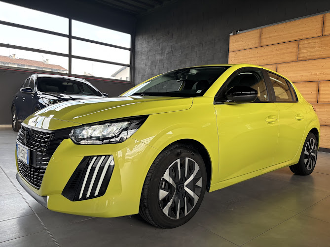 Peugeot 208 Giallo Agueda 2024 da Gamma Auto a Vermezzo con Zelo