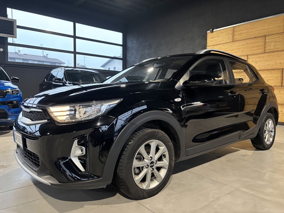 Kia Stonic MHEV 2023 nera da Gamma Auto a Vermezzo con Zelo