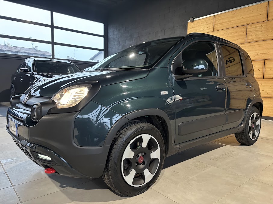 Panda Hybrid City Cross 2023 verde scuro da Gamma Auto