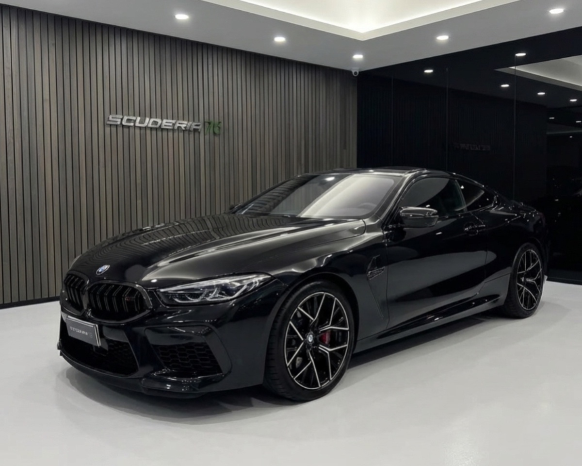 BMW M8 Coupé Competition: nero, lusso e carattere