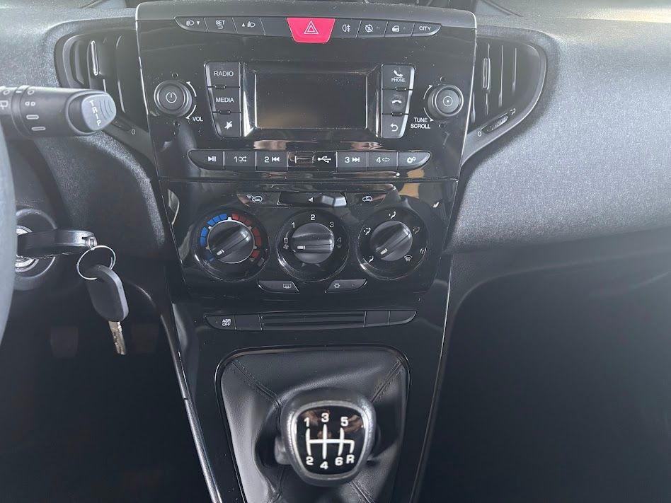 Lancia LANCIA YPSILON 1.0 HYBRID 50.000KM NEOPATENTATI 2023 — foto 16